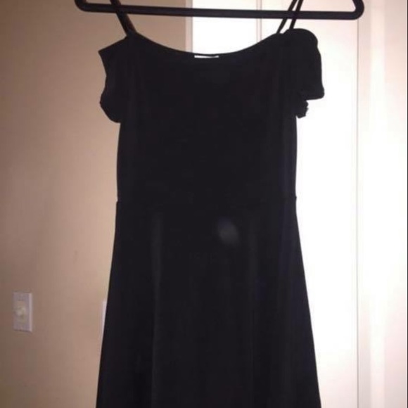 NWT Kimchi Blue knit crepe off the shoulder dress - Picture 3 of 5